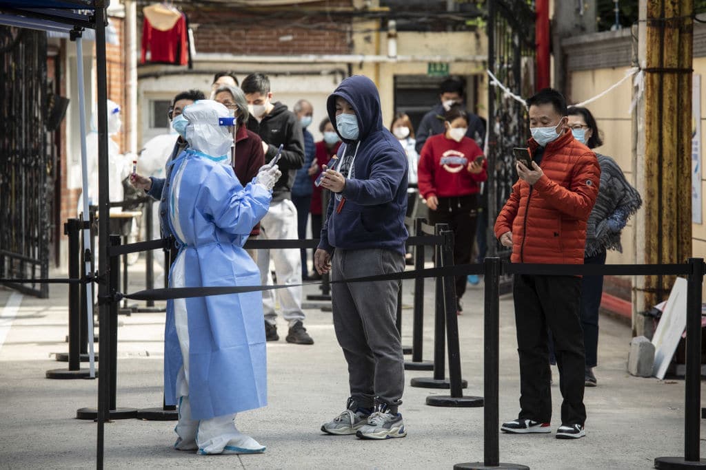 Shanghai Lockdown Continues as First Covid Deaths Reported